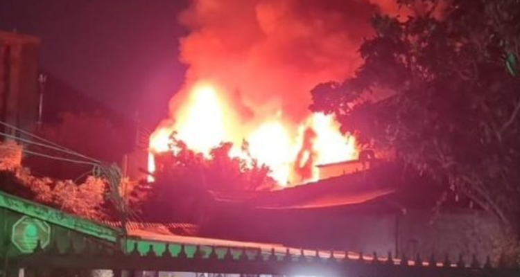 Hombre muere en incendio de su casa en Renca se habría originado por vela prendida tras corte de luz