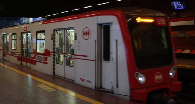 Estas son las estaciones de Metro que extenderán su horario este fin de semana por eventos en Santiago