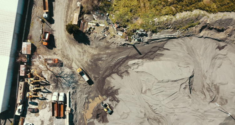 Vista aérea de empresa en Hualpén que saca arena desde río Bío Bío