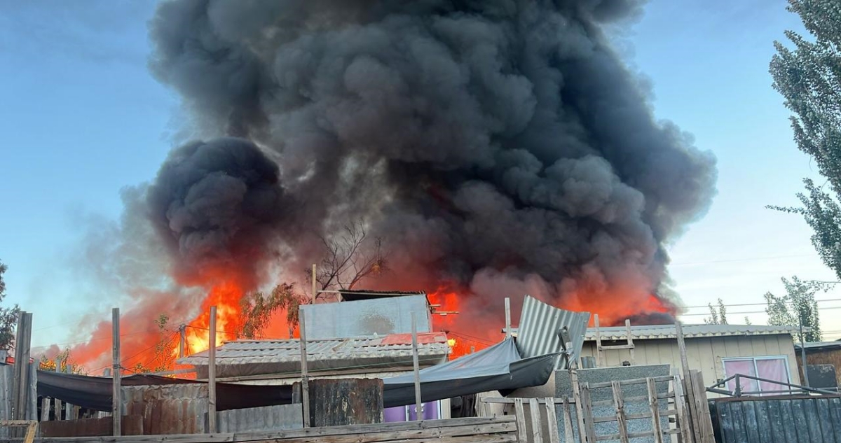 Gigantesco incendio afecta al Campamento Dignidad en La Florida