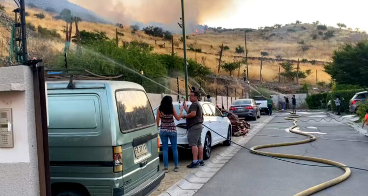 Incendio forestal en Cerro Renca mantiene en alerta a vecinos de Valle Lo Campino