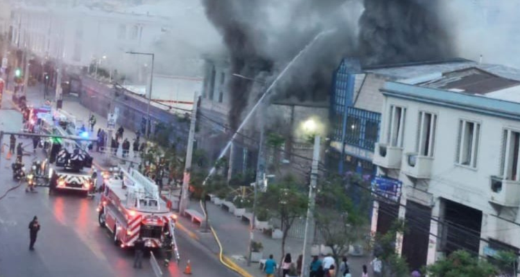 Incendio afecta a local comercial en Independencia: existe peligro de propagación