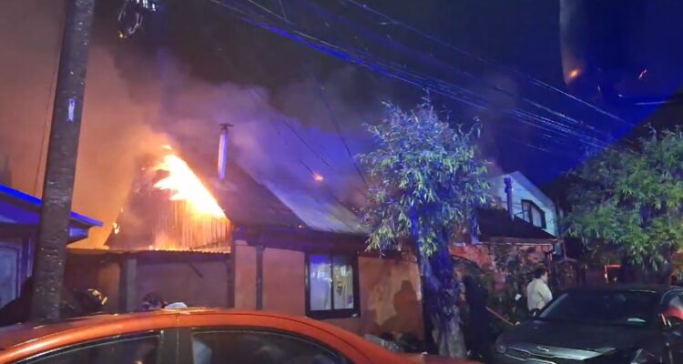 Incendio consume casi la totalidad de una vivienda en Valdivia: hay siete personas damnificadas