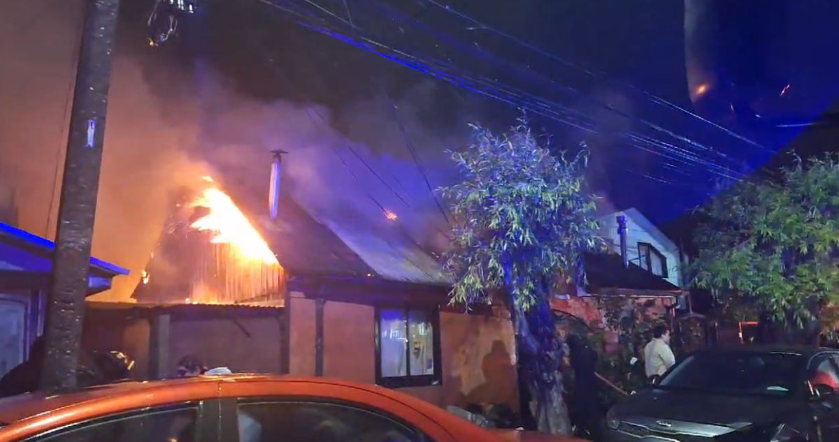 Incendio consume casi la totalidad de una vivienda en Valdivia: hay siete personas damnificadas