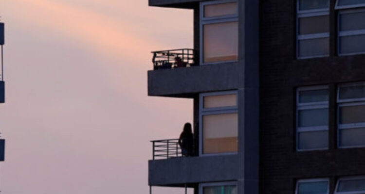 15 años de cárcel para sujeto que intentó matar a su pareja: la lanzó desde terraza de un hotel