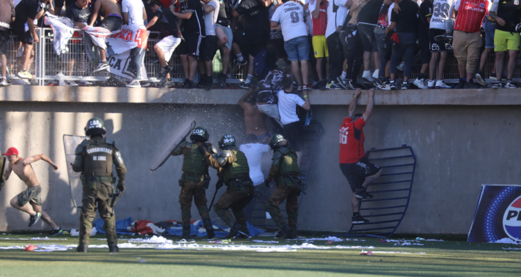 Videos muestran caos e invasión de hinchas a la cancha tras el fin del duelo entre Copiapó y Colo Colo