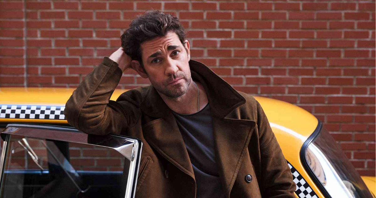 John Krasinski en fotografía de People en referencia a su nombramiento como el “el hombre vivo más sexy”
