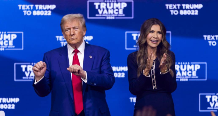 Donald Trump y Kristi Noem