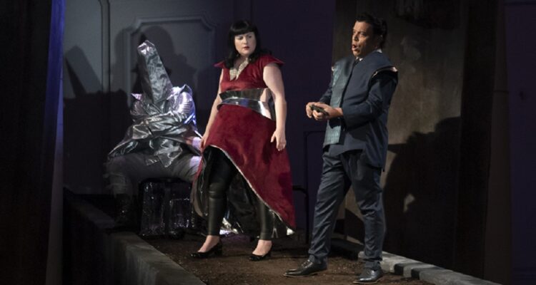 La abeja de fuego, foto de Patricio Cortés