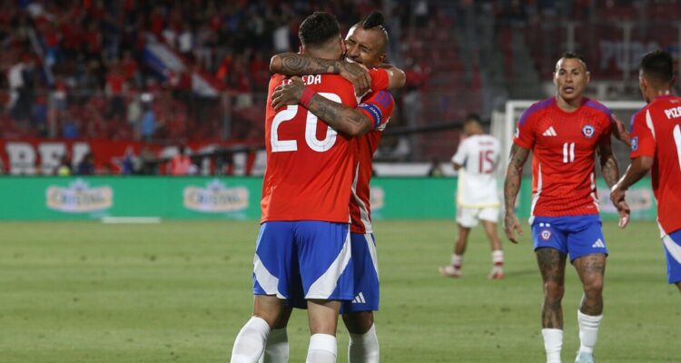 Arturo Vidal felicitó a tres cracks de La Roja.
