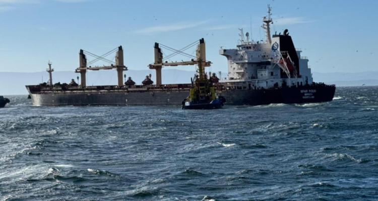 Logran desencallar buque mercante noruego “Spar Indus” que varó en el Golfo de Arauco