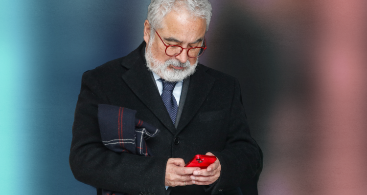 Luis Hermosilla del caso Audio mirando su teléfono