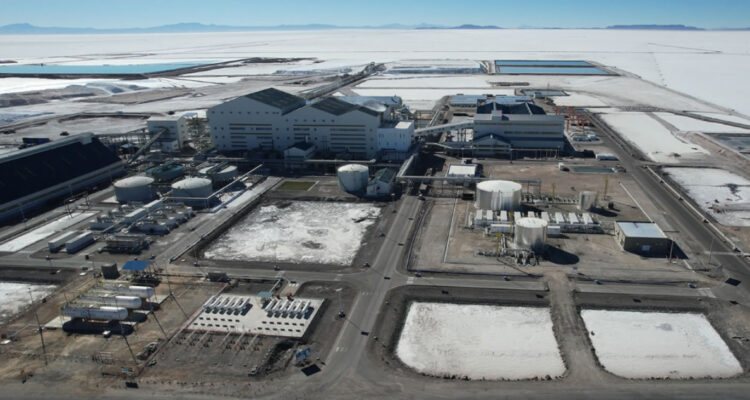 Bolivia celebra mega contrato con “la empresa china número uno” en producción de baterías de litio