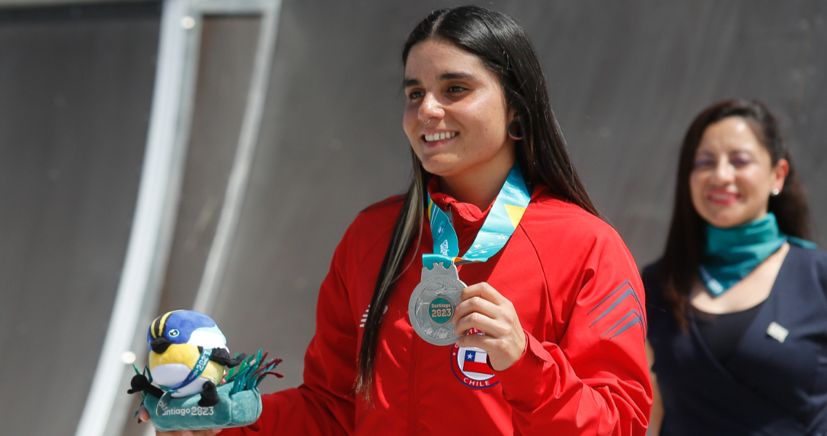 Macarena Pérez tras recibir la medalla de plata en Santiago 2023 - archivo