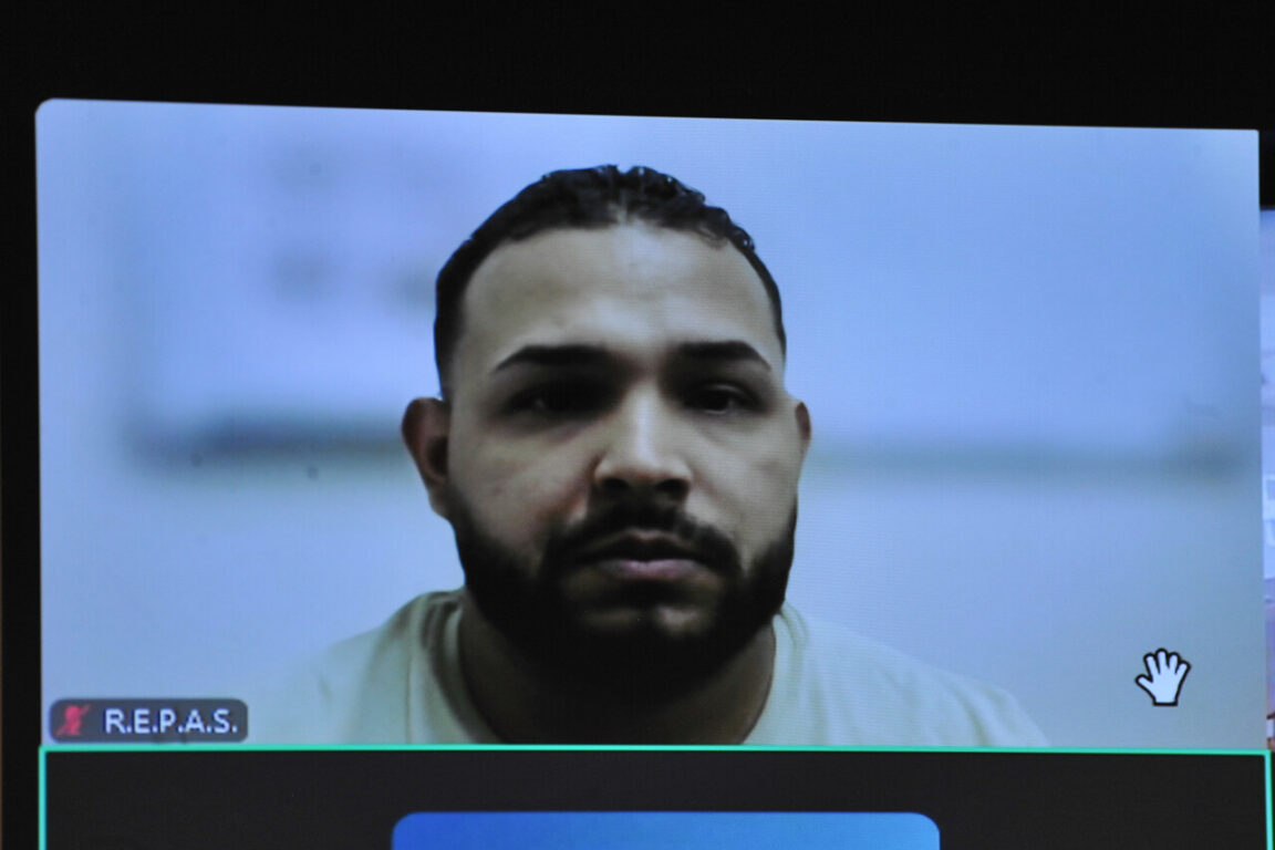 El imputado, Maickel Villegas, asiste a la audiencia en su contra por videollamada. Audiencia de formalización de cargos contra Maickel Villegas principal sospechoso del homicidio del militar venezolano disidente Ronald Ojeda, secuestrado y asesinado en febrero de este año en la Región Metropolitana.