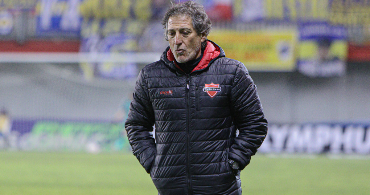 Mario Salas dirigiendo a Ñublense en el Campeonato Nacional 2024