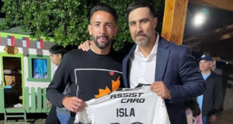 Mauricio Isla junto a Claudio Bravo