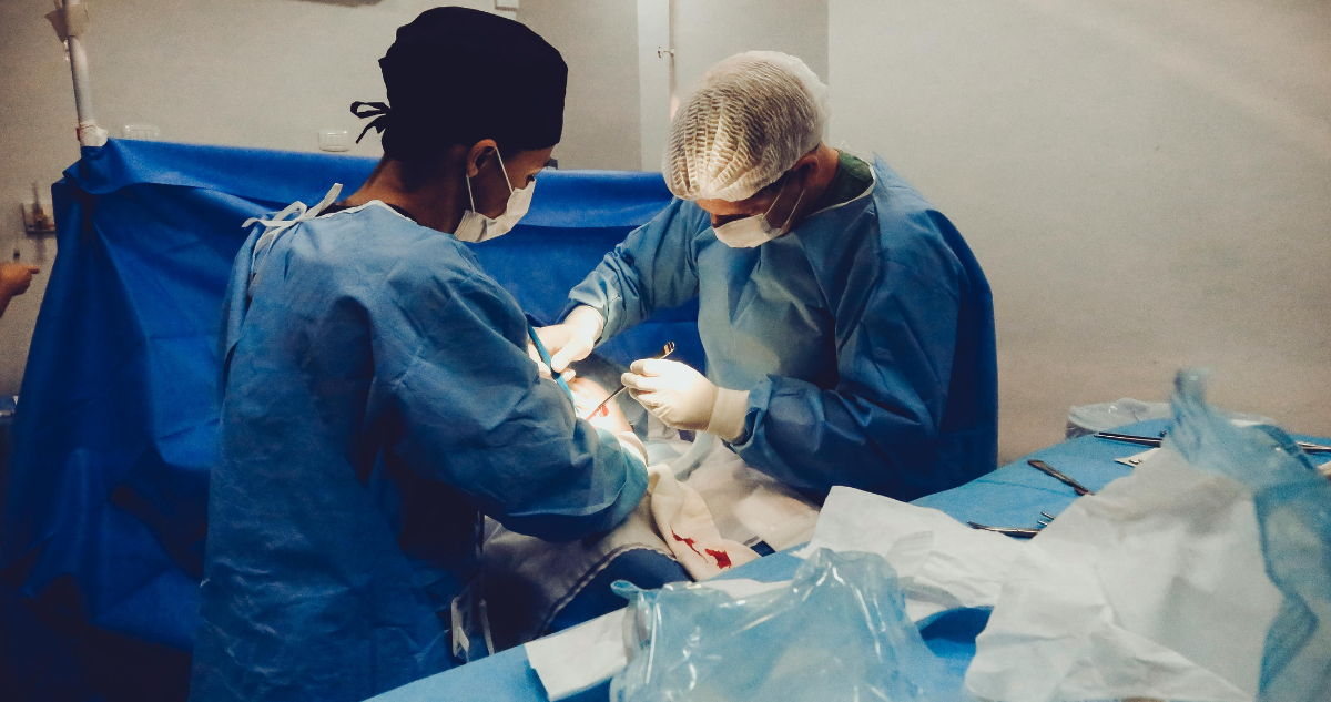 Médicos logran con éxito extirpar un tumor de 30 kilos a una mujer de 75 años en Italia