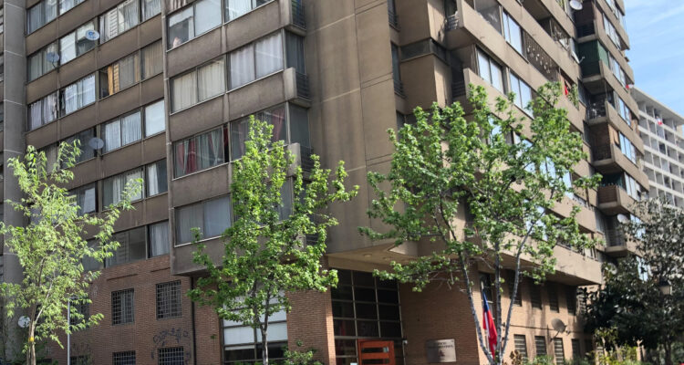 Menor de 4 años cae desde el cuarto piso de un edificio en Providencia