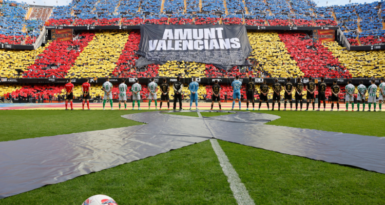 Emoción pura: el conmovedor homenaje del Mestalla en memoria de las víctimas de la dana en España