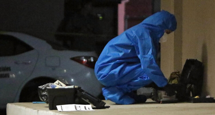 Un perito busca información en donde fueron encontrados los cuerpos