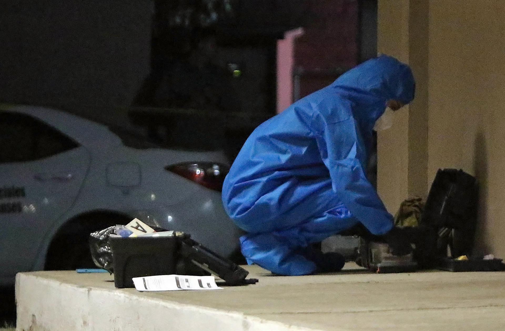 Un perito busca información en donde fueron encontrados los cuerpos