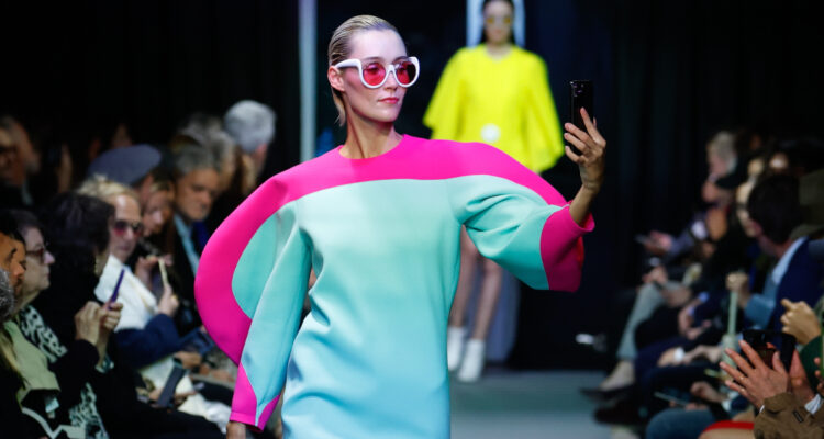 En Europa multan a la firma de moda Pierre Cardin por “restringir” venta de ropa a ciertos clientes