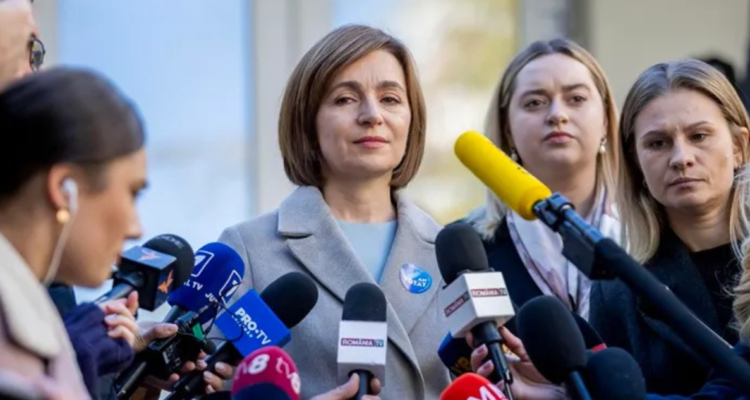La presidenta de Moldavia, Maia Sandu, después de emitir su voto en Chisinau
