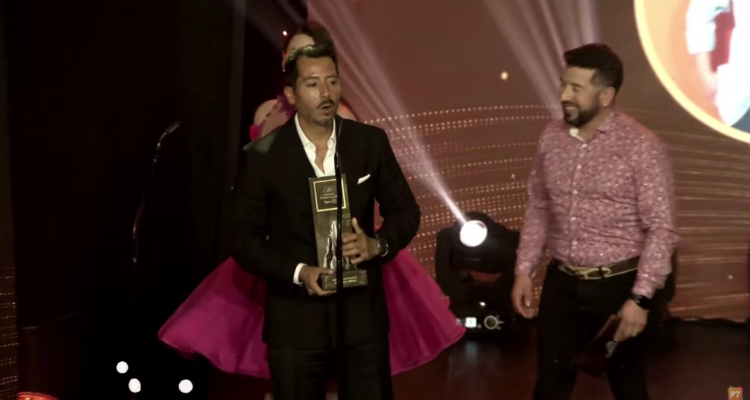 Rodrigo Pérez recibiendo premio a mejor movilero