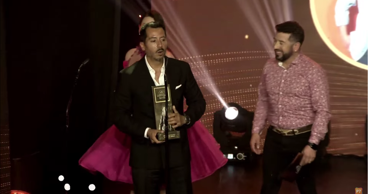Rodrigo Pérez recibiendo premio a mejor movilero