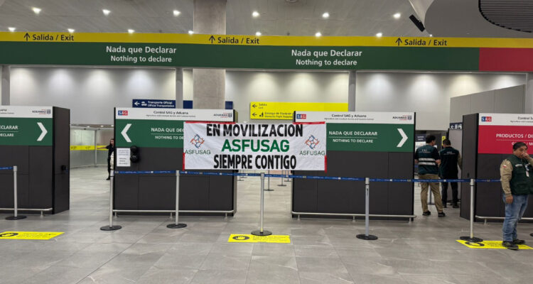 Funcionarios SAG inician movilización en el Aeropuerto de Santiago