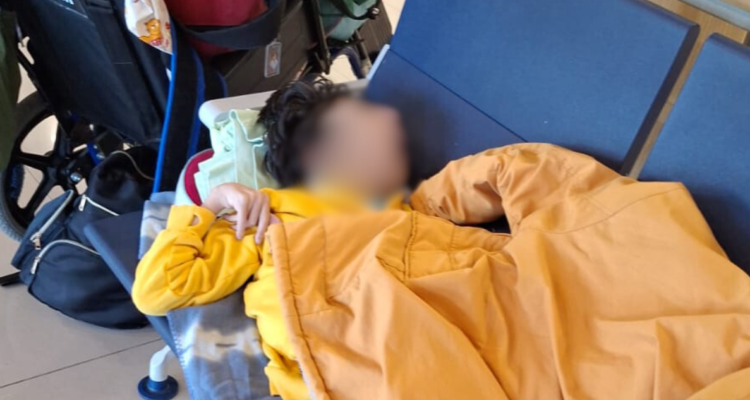 Ofrecen alojamiento a niño con parálisis cerebral y su familia tras quedar varados en aeropuerto