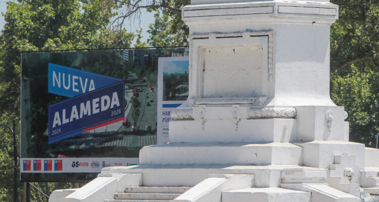 Obreros llevan a cabo las labores de remodelación en los alrededores de la icónica Plaza Italia, como parte del proyecto Nueva Alameda.