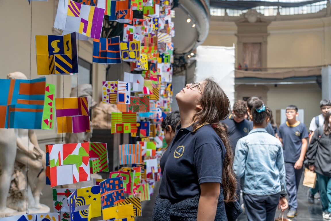 Más de 300 escolares crean obra colectiva en honor a Matilde Pérez, pionera del arte cinético en Chile