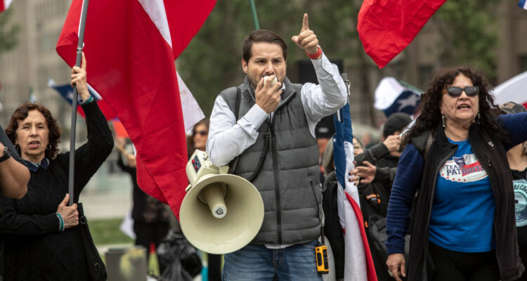 Detienen a Francisco “Pancho Malo” Muñoz durante manifestación en las afueras de La Moneda