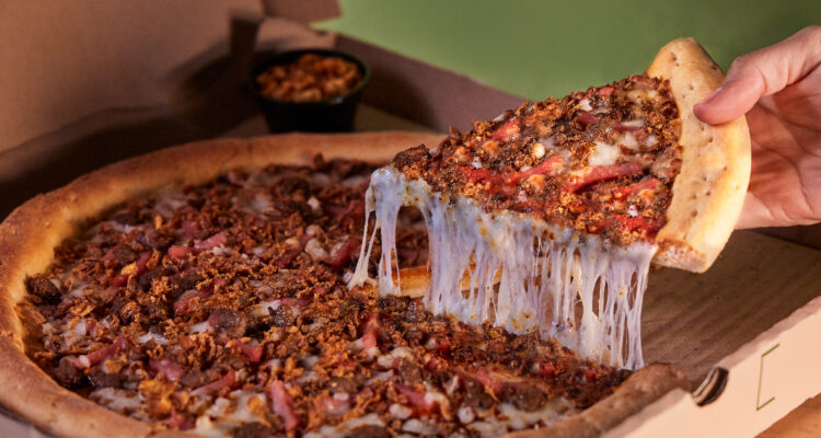 Papa Johns lanza nueva pizza crocante ‘Crispy BBQ’: incluye cebolla crujiente, bacon y mozzarella