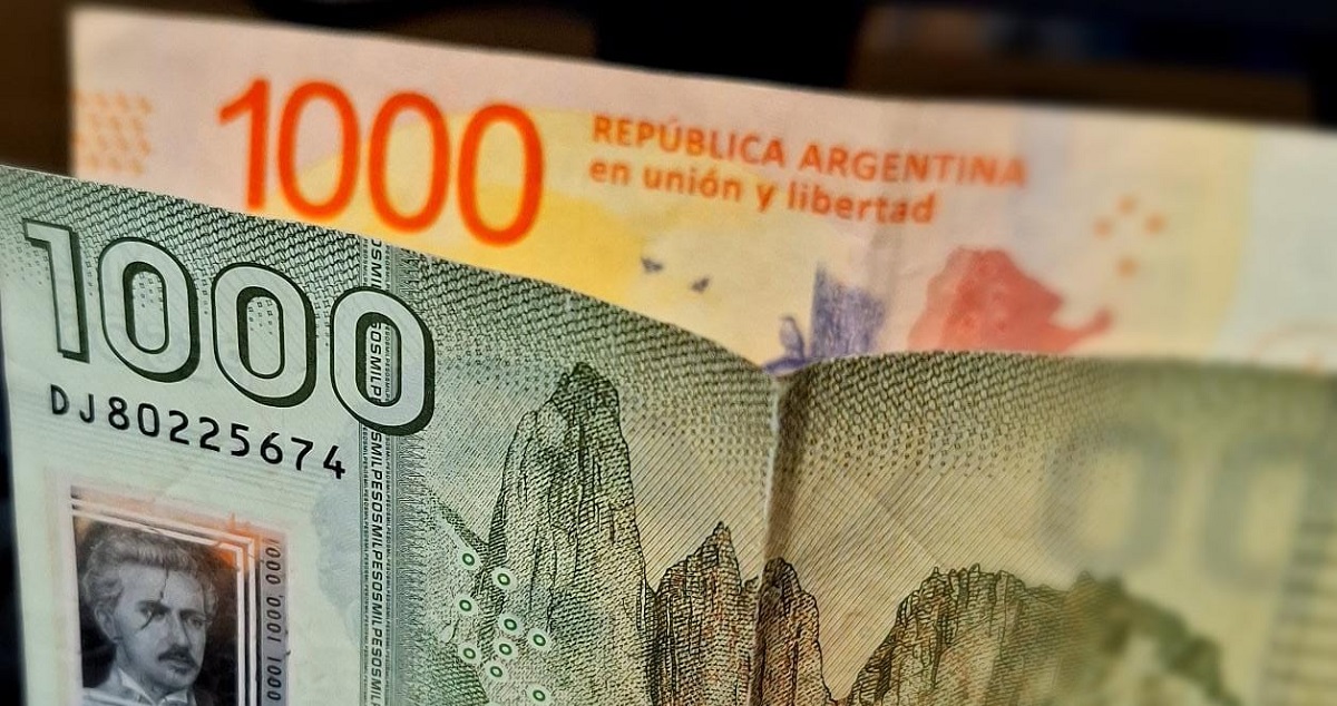 Pesos chilenos y argentinos