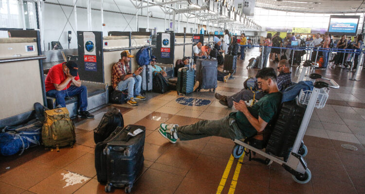 “Impacto económico, social y de imagen”: Aerolíneas y gremios califican de “inaceptable” paro de DGAC