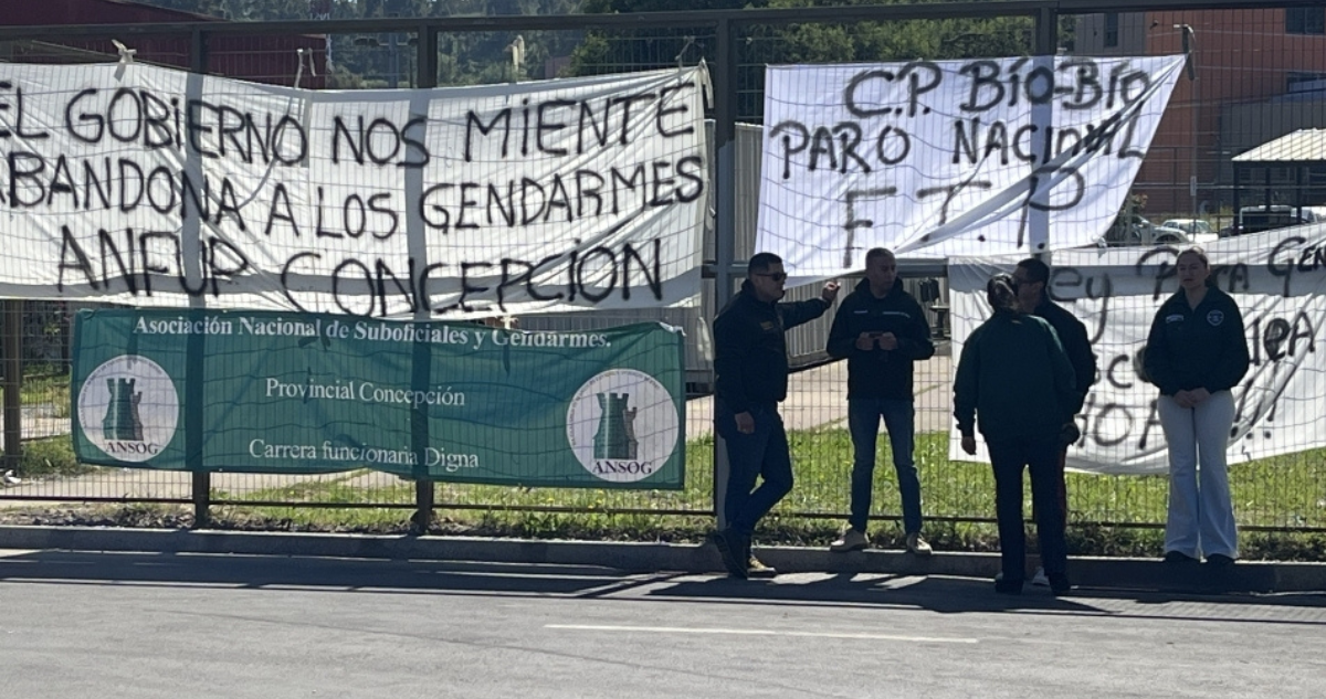 Funcionarios de Gendarmería en el exterior del Centro Penitenciario Bío Bío en medio de paro