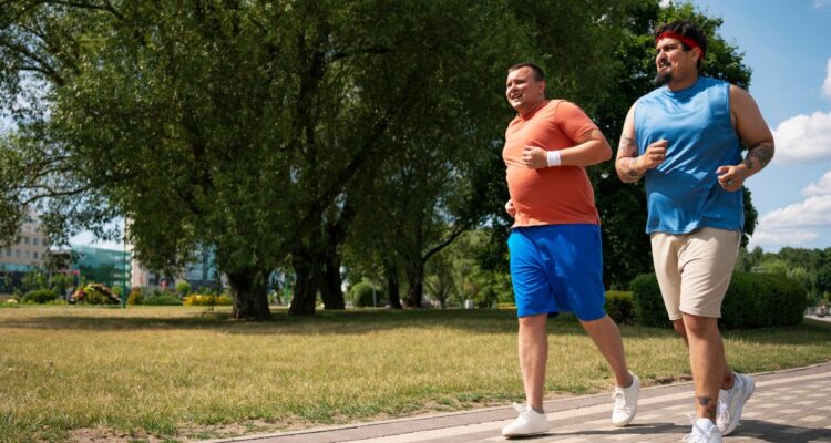 Cómo bajar de peso y quemar grasa corporal sin correr ni hacer ejercicio, solo caminando según la ciencia y un nuevo estudio científico.