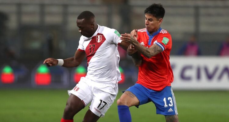 Perú y Chile se enfrentan en Lima por Eliminatorias