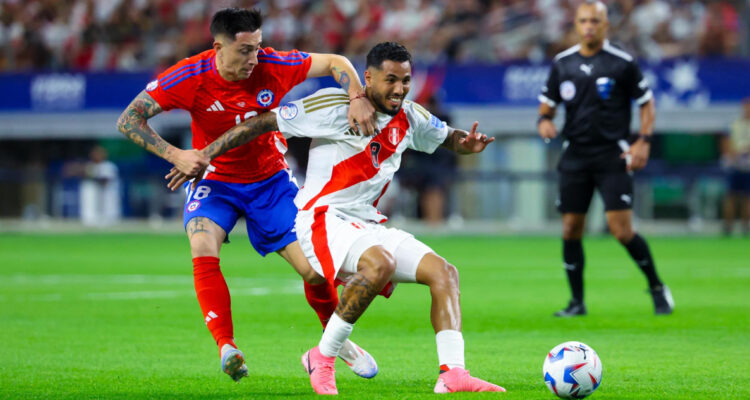 Chile y Perú se enfrentan en partido de fútbol.