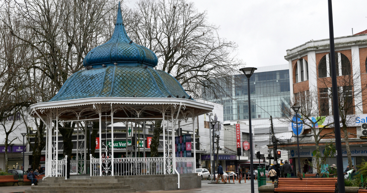 Plaza de la República de Valdivia por reposición de bustos
