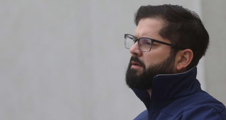 Revelan que denunciante de Boric fue condenada por robo con intimidación después de la acusación