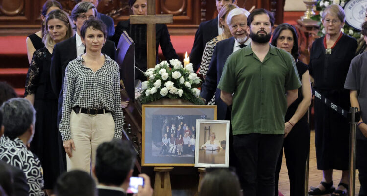 Con la presencia del presidente Boric: autoridades rindieron homenaje a diputada Mercedes Bulnes