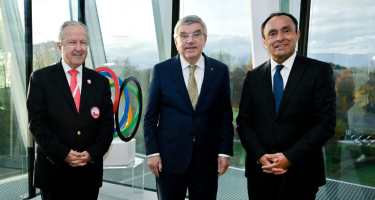 Presidente del Comité Olímpico Miguel Ángel Mujica y el Ministro del Deporte Jaime Pizarro junto al presidente del Comité Olímpico Internacional, Thomas Bach