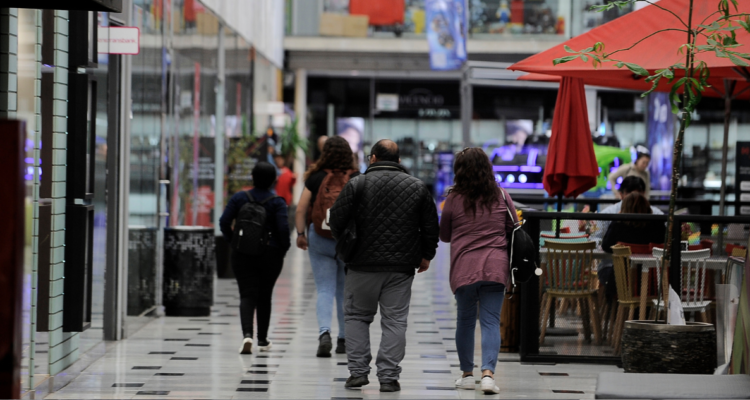 Proyecto busca regular horarios laborales en centros comerciales: advierten tope con horas peak