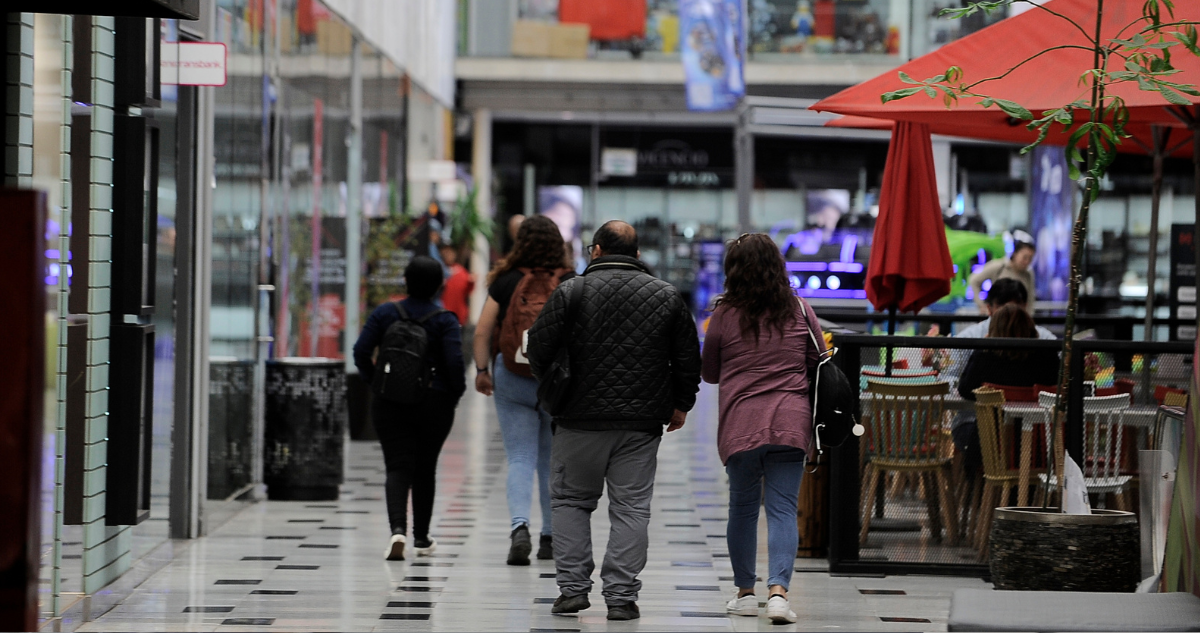 Proyecto busca regular horarios laborales en centros comerciales: advierten tope con horas peak