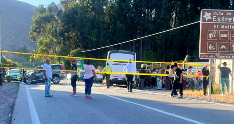 Reportan al menos dos fallecidos en grave accidente entre jeep y bus municipal en Vicuña