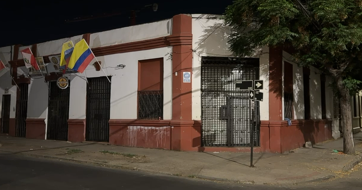 Disparan más de 25 tiros contra restaurante peruano de Santiago: hay una clienta herida